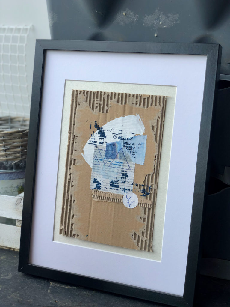 blue triangles - mixed media sur carton - 17 cm x 28 cm - 150€